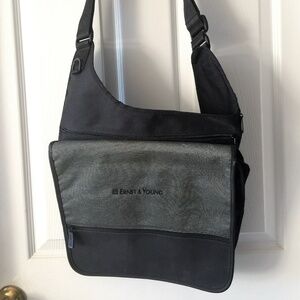Leeds E&Y Ernst & Young Black Messenger Sling Shoulder Commuter Bag 11 x 13